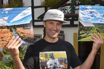 Weltenbummler plant Heimat-Bildband - Rico Weißbach aus Thalheim arbeitet als Tankwart in Annaberg-Buchholz. Der 46-Jährige plant, die Region unter verschiedensten Gesichtspunkten in einem Bildband vorzustellen. In Eigenregie hat er zunächst eine Probeausgabe vorbereitet, die derzeit zwei Bücher füllt. 