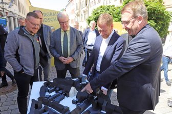 Welterbe-Besucherzentrum in Freiberg: Ex-OB Sven Krüger kritisiert mangelnde Fortschritte - 2023 erläuterte der damalige Freiberger OB Sven Krüger (r.) Ministerpräsident Michael Kretschmer (2. v. r.) und Steve Ittershagen (l.) die Pläne für das Welterbe-Besucherzentrum.