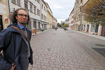 Welterbe-Besucherzentrum in Freiberg: Grüner Peter bekommt seine Grüne Petra - Bürgermeister Martin Seltmann auf der Petersstraße, die er zum „Grünen Peter" umgestalten möchte.