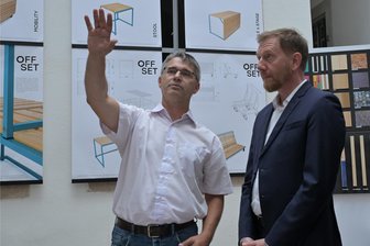 Welterbe-Besucherzentrum: So wollen die Schneeberger ihre Bergbaugeschichte zeigen - René Gutzmerow, Koordinator Unesco-Welterbe bei der Stadt Schneeberg (links), zeigt Ministerpräsident Michael Kretschmer vor wenigen Tagen was in dem Gebäude präsentiert wird.