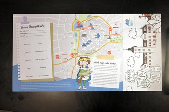 Welterbe entdecken: Gewinnspiele für Familien in Freiberg - In der Tourist-Info finden Interessierte den Silberstädter und den Kinderstadtplan.