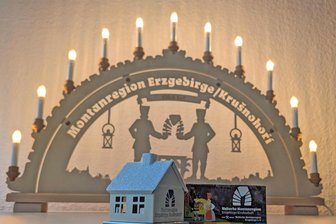 Welterbe Erzgebirge im Advent 2024: Steve Ittershagens Geheimnis der Organisation - Ein thematischer Schwibbogen am Schrank im Arbeitszimmer von Steve Ittershagen.