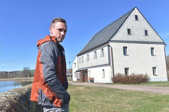 Welterbe-Haus mit Seeblick: Betreiber für Teichhaus in Großhartmannsdorf gesucht - Felix Zubrytzki ist Staumeister bei der Revierwasserlaufanstalt Freiberg. Er steht vor dem alten Teichhaus am Unteren Großhartmannsdorfer Teich. Was wird aus diesem Idyll?