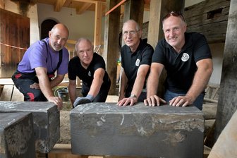 Welterbe-Projekt im Erzgebirge: Fundgrube Wolfgangmaßen soll wieder Pochwerk bekommen - Die Pochsohlen haben ihr Ziel erreicht (von links): Steffen Lippold, stellvertretender Vorsitzender Ralf Gumprecht, Vorsitzender Volkmar Müller und Schatzmeister Karsten Georgi.