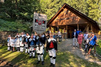 Welterbe-Standort Hoher Forst bei Kirchberg: Weshalb sich Zwickaus Landrat ein Habit zulegen will - Die Kirchberger Bergbrüder vor dem Huthaus am Zechenplatz des Engländerstolln. Nach den Vorstellungen der Kirchberger Nabu-Ortsgruppe sollte die Naturschutzstation erweitert werden. Die Pläne wurden aus Kostengründen abgespeckt und man konzentriert sich auf die Erweiterung der Toilettenanlage am Huthaus.