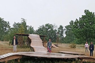 Welterbe trifft auf Weltklassiker: Freiberger Theaterleute "besetzen" die Hinterlassenschaft der Schachtanlage "Alte Elisabeth" für viele Sommernachtsträume. - Tiefer Raum: So präsentiert sich die Kulisse des Shakespeare-Stücks dem Zuschauer. Sieben Raummeter Holz wurden für Stege und Inseln verbaut. Im Bild Ensemble-Mitglieder des Mittelsächsischen Theaters.