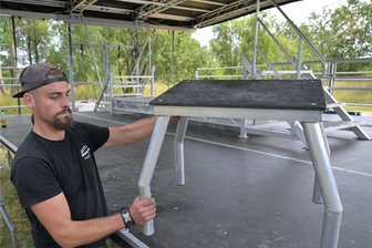 Welterbe und Rockmusik: Im Erzgebirge bebt am Samstag die Halde - John Pettrich von der Firma Hohenhausen beim Aufbau der Bühne.