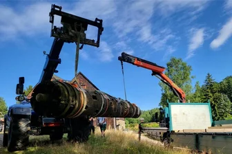 Welterbe-Welle: Schneeberg rettet ein 250 Jahre altes Museumsstück - Erst zwei Kräne im Duett konnten die alte Pochwelle anheben und auf den Transporter heben.