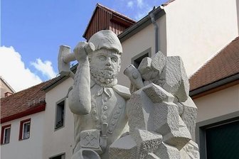 Welterbepfad in Freiberg: Steinerner Bergmann berichtet vom Bergbau -