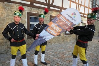 Welterbeverein in Schwarzenberg holt Akteure mit ins Boot - Es kann losgehen: Die Region freut sich auf Gäste, so auch die Bergsänger des Erzgebirgsensembles Aue, hier im Herrenhof von Erla, einem Bestandteil der Montanregion.
