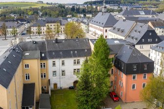 Welterbezentrum in Marienberg: Stadtrat vergibt weitere Aufträge - Die Häuser Markt 5/6 (rechts und Mitte) werden zum Welterbezentrum aus- und umgebaut.
