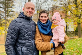 Weltfrühchentag: Warum im Erzgebirge 45 Luftballons in den Himmel steigen und einer für Klein-Helene aus Sosa ist - Überglücklich: Lydia und Christoph Teubner aus Sosa freuen sich, dass sich ihre Tochter Helene Louise prächtig entwickelt. Das Mädchen kam acht Wochen zu früh auf die Welt.