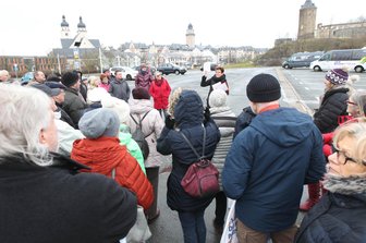 Weltgästeführertag: Alte Elsterbrücke lockt Neugierige an - Stadtführerin Ines Damm nahm am Weltgästeführertag an die 50 Interessierte, überwiegend Plauener, mit auf eine Reise rund um die Alte Elsterbrücke in Plauen.