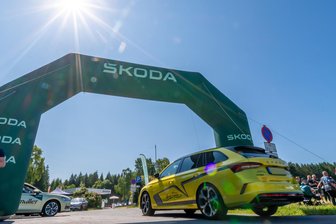 Weltgrößtes Skoda-Treffen im Erzgebirge wächst weiter und stellt gleich neue Rekorde auf - Durch diesen Torbogen mussten alle mehr als 550 Teilnehmer des Treffens.