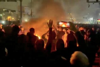 Weltkarte des Schreckens: Das sind die gefährlichsten Länder für Reisende 2026 - Dieser Ausschnitt aus Aufnahmen, die in den sozialen Medien kursieren, zeigt Demonstranten, die trotz der zunehmenden Razzien Anfang des Jahres in Teheran auf die Straße gegangen sind. Sie protestierten gegen die Führung des Landes. Der Iran gilt für Reisende inzwischen wieder als sehr gefährlich.