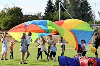 Weltkindertag in Hainichen mit Sport und Spielen - Zum Weltkindertag im Sportforum Hainichen gehörte das Schwingtuch von Fit & Life zu den Mitmach-Angeboten.