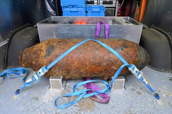 Weltkriegsbomben ohne Zünder in Dresden: Warum lagen die Blindgänger an der Carolabrücke? - Dresden am Dienstag: Die auf dem Abrissfeld der teileingestürzten Carolabrücke gefundene Fliegerbombe liegt im Transporter der Kampfmittelbeseitigung.