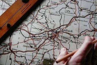 Weltkriegsende im Erzgebirge: Als James Bond Hitlers Bombe stahl - Diese Filmszene aus dem BBC-Vierteiler "Fleming, der Mann, der Bond wurde" zeigt die Region, aus der Navy Commander Ian Fleming angeblich Hitlers Atompläne herausholte.