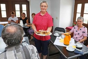 Weltladen serviert letztes Stück Kuchen - Jutta Hofmann kümmerte sich um die Besucher im Café auf dem Turm der Werdauer Marienkirche.