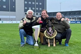 Weltmeister auf vier Pfoten aus dem Erzgebirge: Schäferhund Kuno heimst Pokal ein - Dr. Helmut Raiser, der Leiter für Ausbildung und Zucht beim Schäferhundverein RSV 2000, Peter Kaspereit mit Kuno sowie Ingo Petrofsky, der Züchter des Hundes (v. l.) .