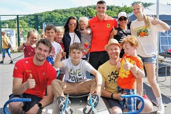 Weltmeister gibt Kindern Tipps - Zur Kindertagsfeier in Flöha ging es auch sportlich zu. Unter anderem waren U 23-Rennschlitten-Weltmeister Timon Grancagnolo (vorn links) und Junioren-Weltmeister Florian Müller (hinten Mitte) vor Ort. 