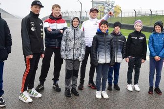 Weltmeister gibt wertvolle Tipps - Stefan Bradl (weiße Jacke) hat auf dem Sachsenring trotz schlechtem Wetters für gute Laune gesorgt. 