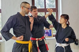 Weltmeister in Samurai-Schwertkunst aus Penig zeigt, wie man körperlich und geistig in Bewegung bleibt - Uwe Lichtenstein (l.) und Mandy Weinreich (r) haben bereits einige Trainingsstunden mit ihrem Sensei Gunnar (m) absolviert und wissen, es geht beim Kampf um Körper und Geist. 