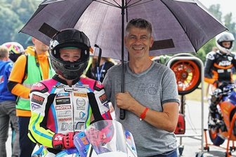 Weltmeister schirmt Erzgebirgerin ab - Lucy Michel hatte mit Schirmhalter Jörg Teuchert in Schleiz einen Motorrad-Weltmeister an ihrer Seite. Er ist im Erzgebirge kein Unbekannter, ging 1990 beim Enduro-WM-Lauf in Zschopau an den Start. 