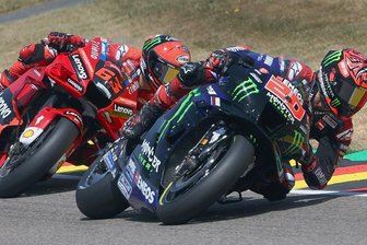 Weltmeister siegt und küsst seinen Reifen - Der Franzose Fabio Quartararo (vorn) zog seinem Widersacher Francesco Bagnaia im Duell den Zahn. Der Italiener stürzte in der dritten Runde in Kurve eins. 