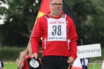 Weltmeister unter den Boxern gekürt - Der Weltmeister der Wubox 2021 ist Herbert Poschuld mit seinem Boxer Enox von der Zella.