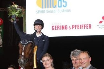 Weltmeisterin Blum siegt in Chemnitz. "So viele Nullrunden wie hier bin ich das ganze Jahr nicht geritten" - Simone Blum jubelt auf Diachacco über den Sieg in Chemnitz.