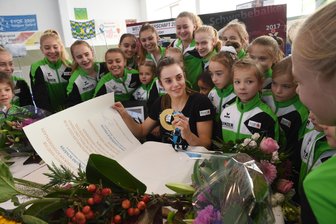 Weltmeisterin Pauline Schäfer in Chemnitz empfangen - Kunstturn-Weltmeisterin Pauline Schäfer ist am Mittwoch  von ihren Vereinskameraden des TuS Chemnitz-Altendorf im Chemnitzer Sportforum empfangen worden.