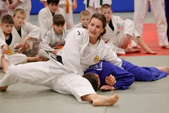 Weltmeisterlich aufs Kreuz gelegt: Olympia-Star Anna-Maria Wagner trainiert mit Chemnitzer Sportlern - Judo-Weltmeisterin und Olympiateilnehmerin Anna-Maria Wagner beim Training mit jungen Sportlern des Chemnitzer Polizeisportvereins.