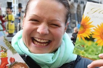 Weltmeisterliches Weihnachts-Wiegenfest - Heute gibt es Geschenke: Einen bedeutsamen Titel darf sie sich selbst unter den Weihnachtsbaum oder auf den Geburtstagsetisch legen: Kugelstoßerin Christina Schwanitz ist zu "Deutschlands Sportlerin des Jahres 2015" gewählt worden.