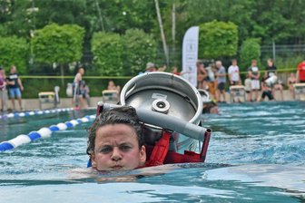 Weltmeisterschaft mit Bierfässern in Freiberg, Hoffest in Erlau: Das können Mittelsachsen am Wochenende erleben - In Freiberg geht es bei der Weltmeisterschaft im Fassathlon nicht ohne Bierfass als Sportgerät.