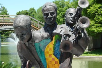 Weltmusik made in USA: Der Jazz wird 125 Jahre alt - Eine Bronzeskulptur vom Erfinder des Jazz, Buddy King Bolden, im Louis-Armstrong-Park in New Orleans.