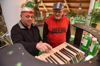 Weltneuheit aus Hohenfichte im Erzgebirge: Das Kräuterflaschen-Lauti-Phon – jetzt mit im Video - André Zenker weist Schmiedfritzaugust, alias Rainer Wolf, am Instrument ein.