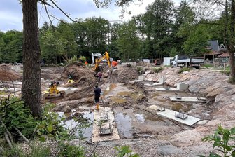 Weltneuheit im Freizeitpark Plohn: Hochbetrieb auf der Baustelle - Die Fundamente für den neuen Water Coaster mussten teils sieben Meter tief gegründet werden.