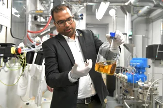 Weltneuheit in Freiberg: Biomoleküle fischen seltenes Element Gallium für Handys aus Abwasser - Dr. Rohan Jain präsentiert die Pilotanlage zur Gallium-Rückgewinnung bei FCM in Freiberg.
