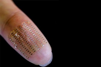 Eine Anordnung von 90 flexiblen und implantierbaren sogenannten Nano-Biosupercapacitors (nBFCs). Diese ermöglichen den autarken Betrieb von Mikrosensorik für den Einsatz unter anderem im Blut.