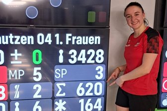 Weltpokalsiegerbesiegerin dank 4 Holz: Mittelsächsische Keglerin sorgt mit ihrem Team für faustdicke Überraschung in der 1. Bundesliga - Stolz nach dem überraschenden Erfolg: Laura Scholz aus Hirschfeld zeigte sich gegen den Weltpokalsieger nervenstark.