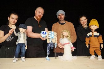 Weltpremiere im Puppentheater Zwickau - Internationales Team bei der Arbeit im Puppentheater Zwickau (v. l.): Kateryna Bondarenko (Ukraine), Calum MacAskill (Schottland), José Antonio Puchades Martínez (Spanien) und Hanna Daniszewska (Polen).