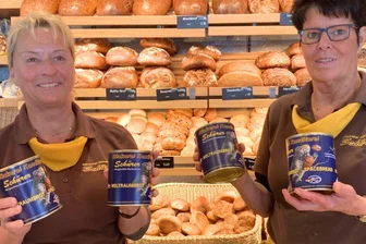 Weltraumbrot aus dem Vogtland: Galaktische Idee einer Bäckerei erweist sich als Renner - Andrea Heinz und Martina Schmidt zeigen das Weltraumbrot. Es ist das beliebteste Souvenir der Touristen, die in die Raumfahrtausstellung kommen.