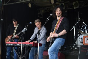 Weltreise und Rock im Museumshof Markneukirchen - Die Band Disappointed um Gitarrist und Sänger Torsten Preuß (rechts) rockt am Freitag in Markneukirchen.