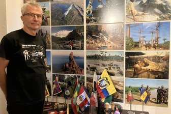 Weltreisender aus dem Erzgebirge: „Als junger Mensch sieht man das noch lockerer“ - Landesflaggen, Fotos und allerlei Mitbringsel aus den jeweiligen Ländern, in denen André Carlowitz in den vergangenen Jahrzehnten war, schmücken die Wände seiner Wohnung.