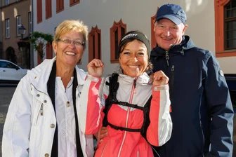 Weltrekord eingestellt: Christin Ziehr aus Plauen nach 95 Stunden im Ziel - mit Video - Christin Ziehr (M.) wurde am Samstagmorgen von ihrer Familie empfangen.
