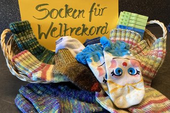 Weltrekordversuch im Vogtland: Diese Stadt will mit Socken ins Guinness-Buch - Socken für einen Weltrekord-Versuch werden im Vogtland gesammelt.