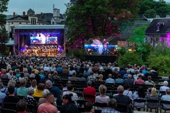 Weltstar Johnny Logan begeistert beim Klanglichtzauber - Rund 1000 Gäste verfolgten das Konzert von Johnny Logan und der Vogtland Philharmonie beim "Klanglichtzauber" in Mittweida. Veranstalter waren die Stadt Mittweida und der Verein Mittelsächsischer Kultursommer.