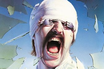 Weltstars im Wachstum - Das Cover des Scorpions-Albums "Blackout" gehört zu den bekanntesten Platten-Designs der Rock-Geschichte. Irrtümlich glauben viele Fans, dass es Gitarrist Rudolf Schenker zeigt - doch das Motiv ist ein Selbstportät des österreichischen Malers Gottfried Helnwein, der später auch für Rammstein oder Marilyn Manson arbeitete. Das Gerücht wurde befeuert, weil Schenker die Coverpose im Video "No One Like You" nachstellte und ihm dabei sehr ähnlich sah. Zudem wurde der weit aufgerissene Mund danach zu Schenkers Markenzeichen auf Band-Fotos.