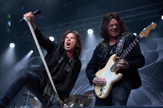 Weltstars im Westentaschen-Format: Europe zerlegen die Parkbühne in Leipzig - Sänger Joey Tempest und Gitarrist John Norum